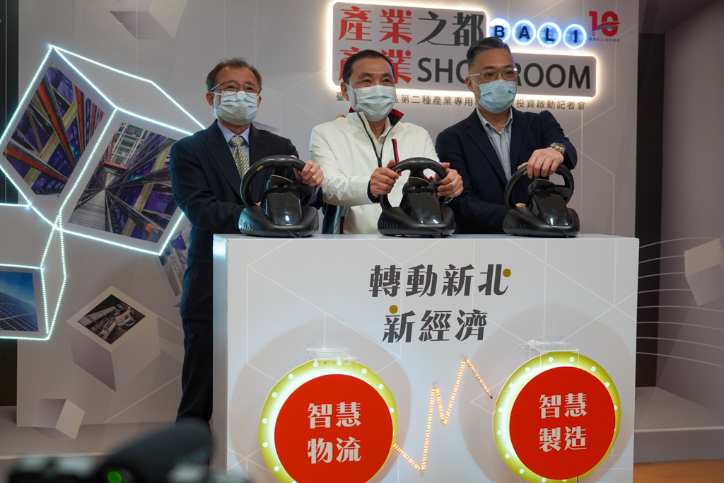 活動儀式合影(左起：新竹物流李正義總經理、新北市長侯友宜、輝達玻璃陳逸賢總經理)