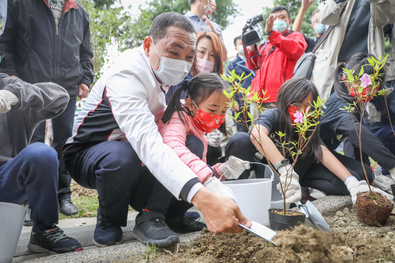 市長侯友宜帶永和國小同學一起完成烏來杜鵑種植