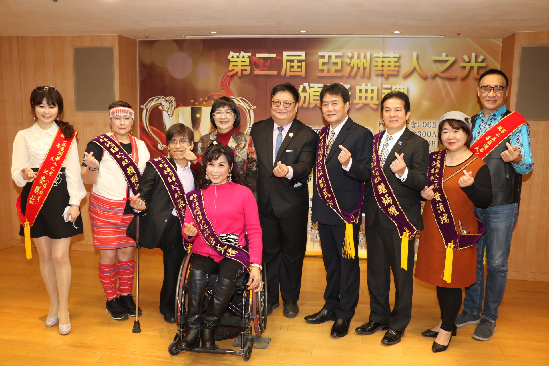 由中華亞太關懷交流協會舉辦的「第2屆亞洲華人之光」共有7人獲獎  中為協會理事長李振麟和社會局長張錦麗