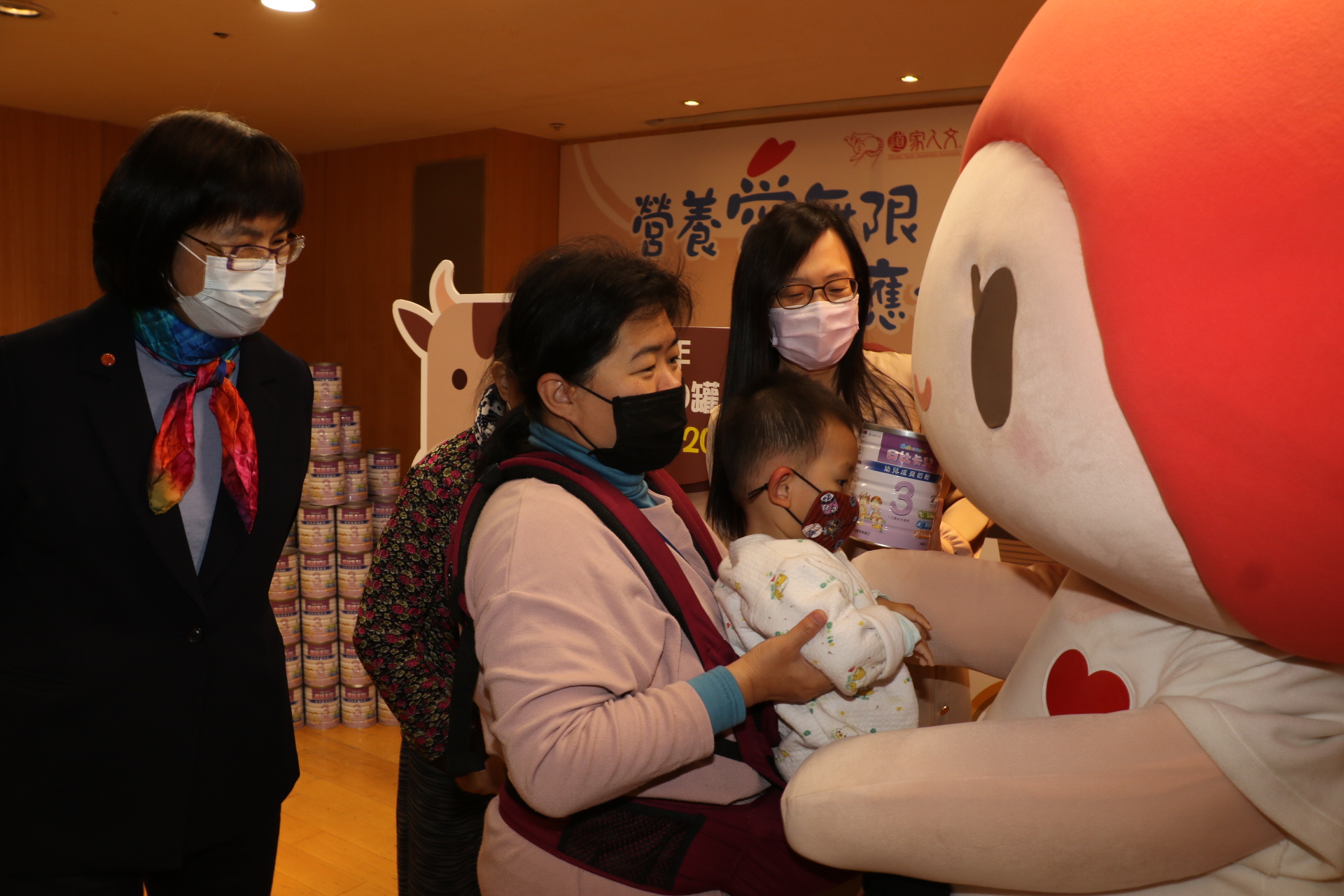 小祝看到中華道家人文協會的吉祥物  歡喜上前想要抱抱