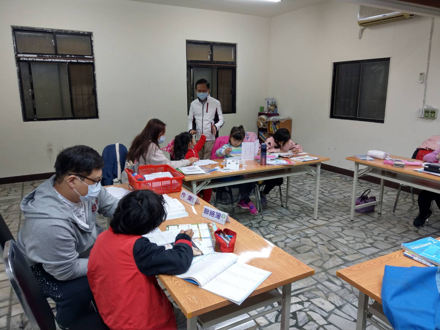 淡水區巫宗仁區長親自至賢孝兒少關懷據點關心孩童寫作業情形