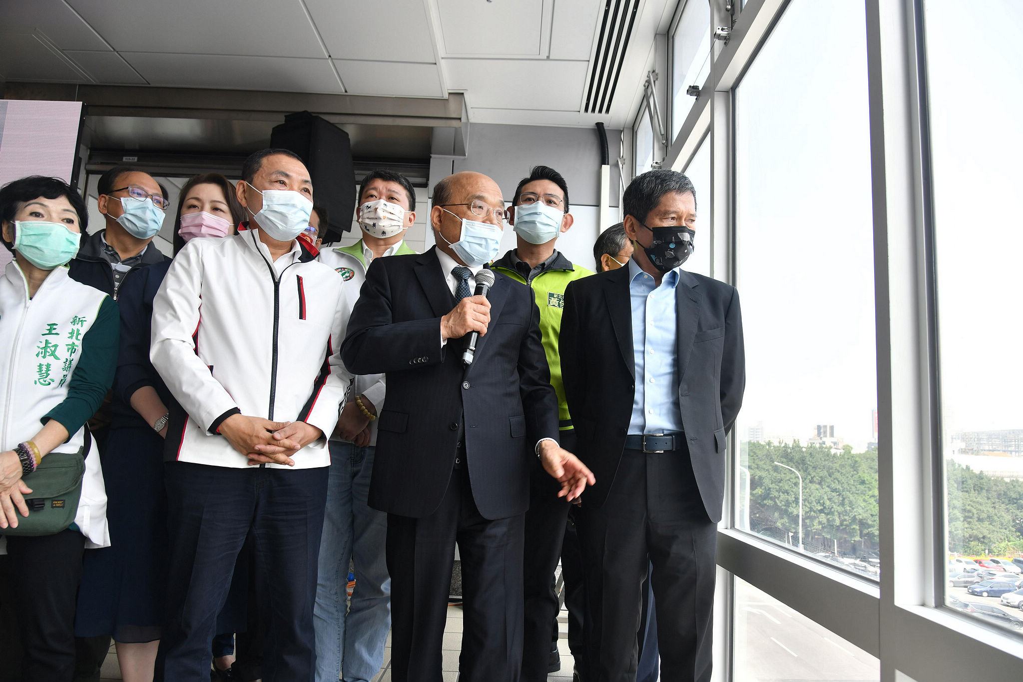 侯市長及蘇院長聽取文化部洪世芳司長說明新板特專三文化設施用地發展。