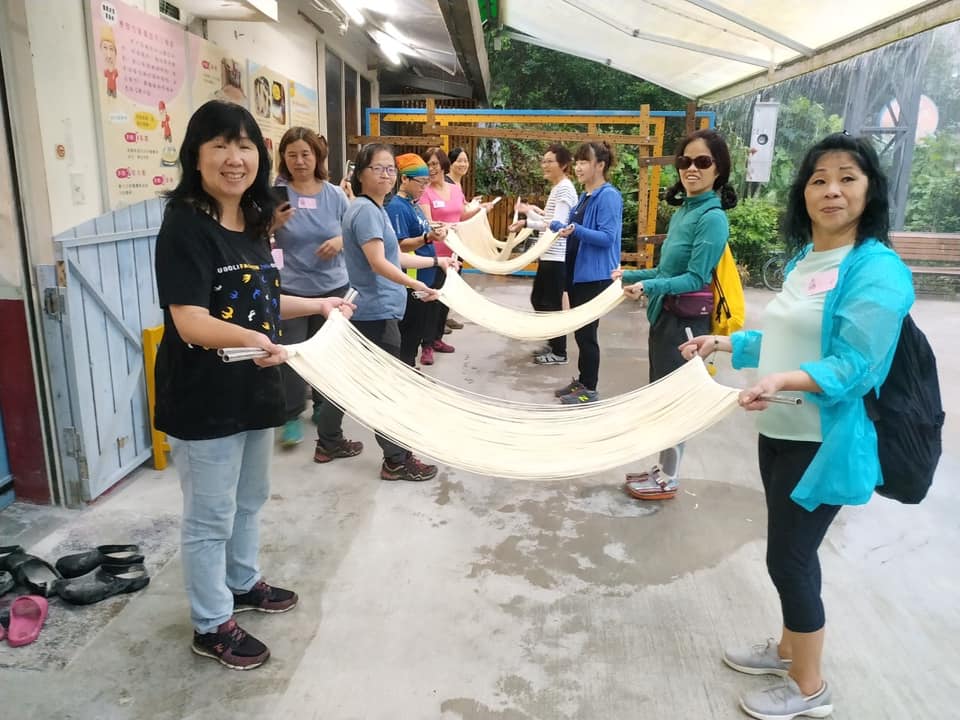 民眾體驗石碇商圈手拉麵線活動