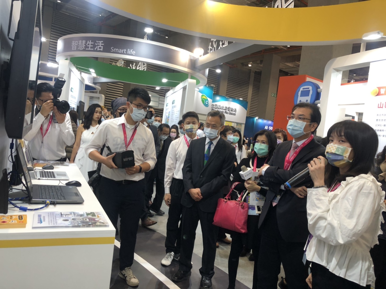 工務局參加2021智慧城市展，向新北市副市長劉和然說明如何運用3D GIS 圖臺，整合建築模型資訊及地理資訊系統，整合城市空間、地面道路網路及地下管線等三個空間資訊，建構智慧生活城。