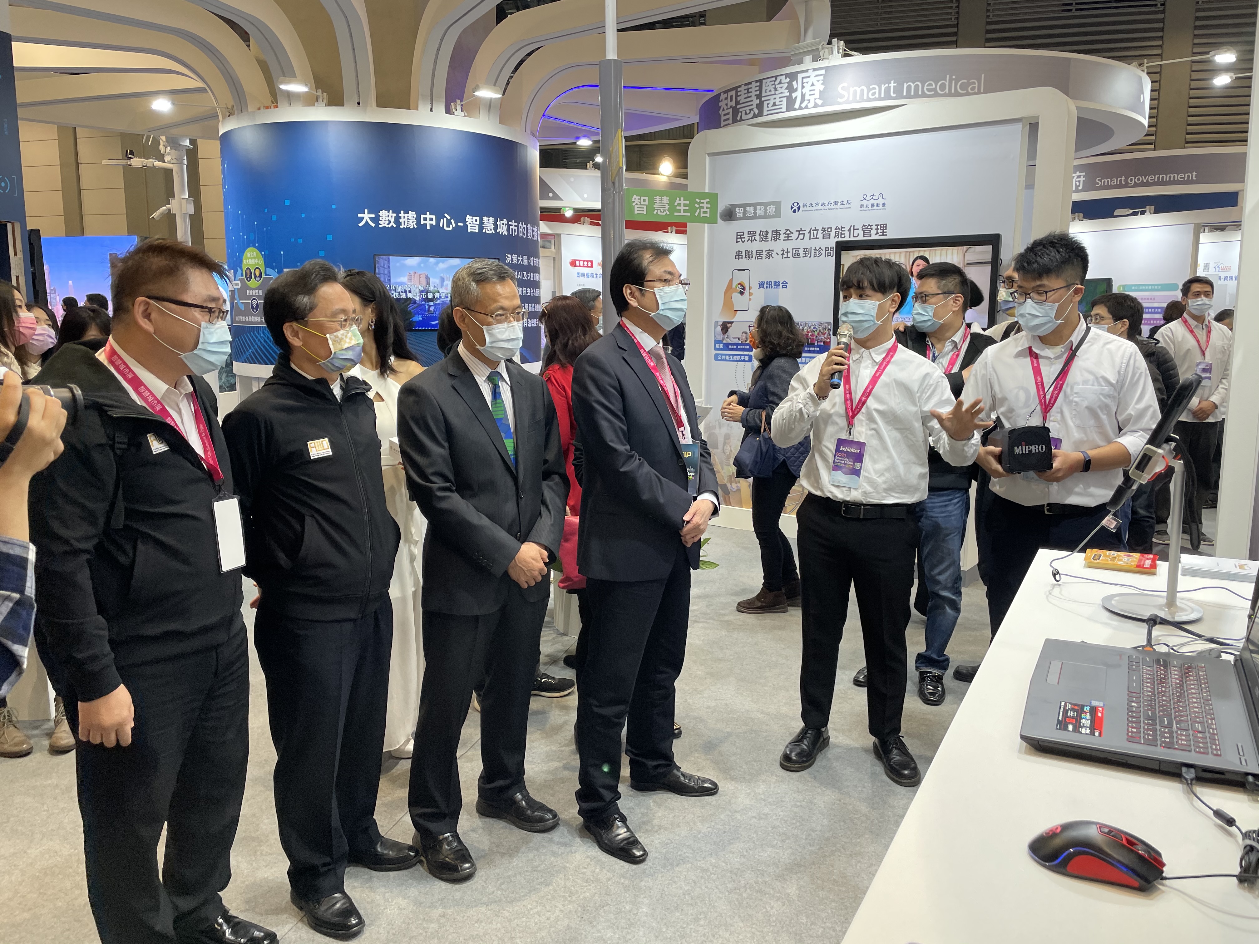新北市副市長劉和然主持新北市府參加2021智慧城市展開城活動，並至工務局「iRoad智慧道管中心」參展現場視察，聽取同仁介紹如何運 用3D管線圖像管理道路，提升道路管理維護品質。
