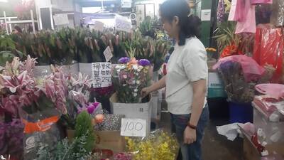 民眾挑選花卉