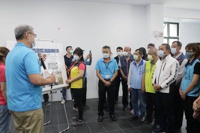 清明節連續假期前，新北市長侯友宜視察樹林生命紀念館第二期工程，聽取施工單位新工處長王益翔簡報，工務局長詹榮鋒則出面解說。