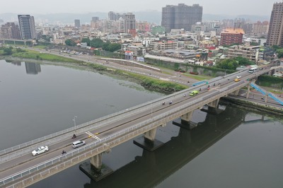 新海橋夜間施工期間，請用路人改走大漢橋