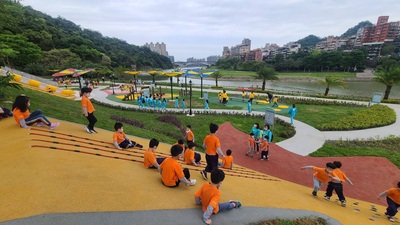 灣潭兒童遊戲場以蝴蝶翩翩飛舞的意象