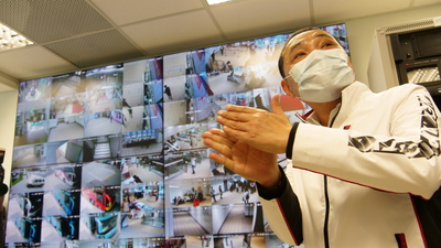 新北市長侯友宜視察中控室監管場站CCTV及轉運站即時車輛進出情況，以確保人車安全