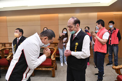 侯友宜感謝竹林山觀音寺捐助善款、消防器材。