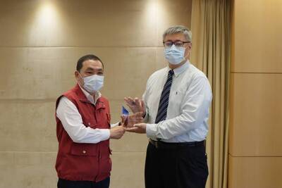 安坑1號道路三連孔隧道工程，贏得中華民國大地工程學會主辦的「第109年度大地工程技術獎」肯定，新工處長王益翔（右）將這份殊榮獻給侯友宜市長。