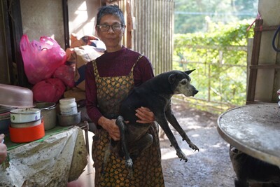 私人動物收容所管理人和動物合照(該動物收容所不願具名)