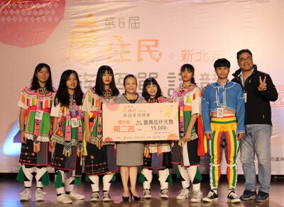 羅局長頒獎給國中組亞軍為丹鳳高中(國中部)。