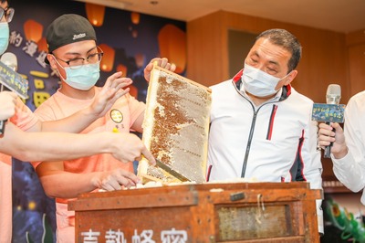 新北市長侯友宜搖蜜體驗