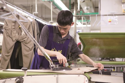 庇護員工在慈佑庇護工場內工作1