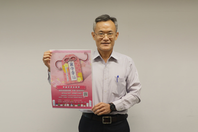 110年度新北市優良公寓大廈評選活動於今(15)日起正式開跑，工務局長詹榮鋒手執寓守幸福宣傳海報，邀請全市公寓大廈管委會踴躍參與評選活動。