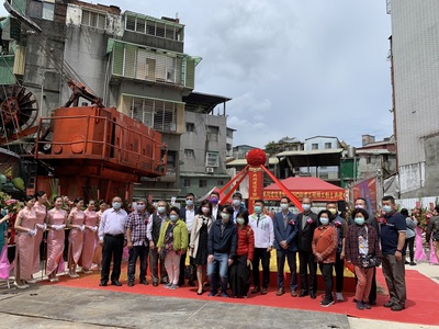 由陳總經理偕同原地主及新北市政府都市更新處張壽文處長見證下完成動土典禮