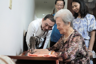陳吳玉鳳一台縫紉機織出幸福的家，侯友宜市長前往祝賀並感謝警眷對警察的支持與體諒。