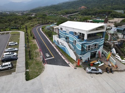 金山中角灣衝浪中心旁道路拓寬後路幅達8公尺，不但可以雙向通車，同時也一併施作排水設施、加裝路燈，提高行車安全。