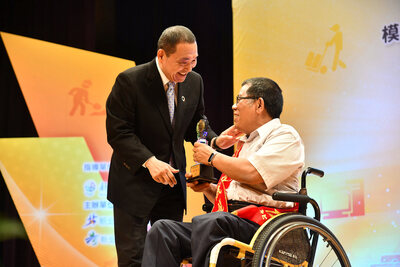 侯友宜親自頒獎表揚身心障礙模範勞工