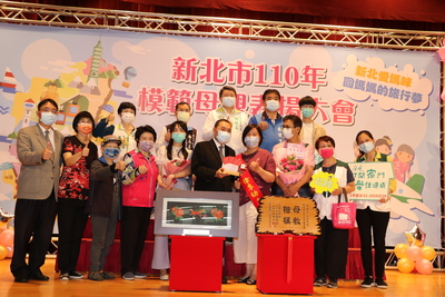 徐季幼22年寄養家庭生涯照顧40名寄養童 成為另類模母  受到侯友宜表揚