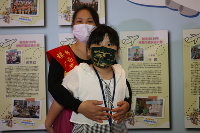 新住民媽媽王建在先生過世後 與女兒相依為命 為撫養女兒賣起豆花