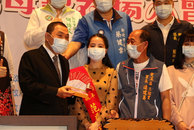雙溪三貂里長太太范垂玲為新住民發聲  榮獲新北市模範母親  侯友宜在表揚時  一旁里長連建昌才當場介紹
