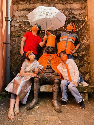 淡古館員發揮創意，讓淡水紅毛城內的亞洲總督安東尼穿橘裝，邀民眾一同歡慶「荷蘭國王節」。