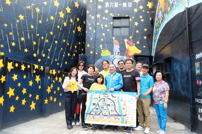 插畫家SMART莊信棠、青葉油漆與老梅國小師生，以及電通行銷傳播集團合力改造老梅社區。