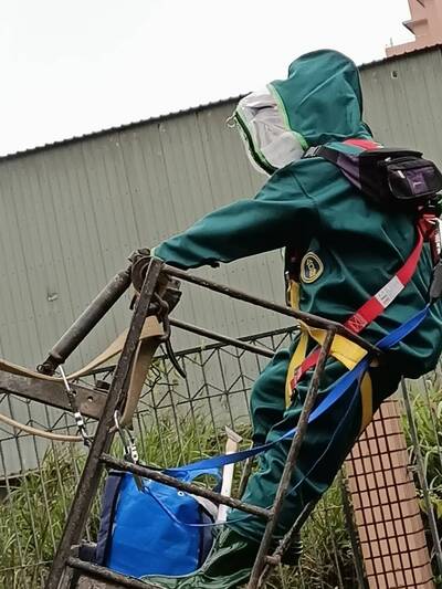 因高空作業需求，動保處採購安全裝備並要求人員熟練操作