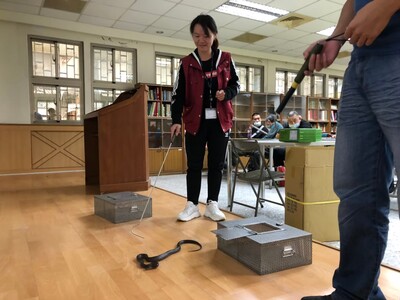動保處捕蜂捉蛇教育訓練教導動保員使用較需技巧但不傷蛇之蛇鉤操作