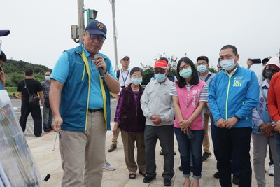 市長前往石門公一公園預定地視察，聽取新工處長王益翔（左）簡報未來設計規劃，並指示工程務必如期完工。