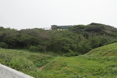 新工處規劃在著名景點老梅石槽旁邊闢建全市第一座地景式公園，總開闢面積約2,600平方公尺，圖為公園預定地現況。