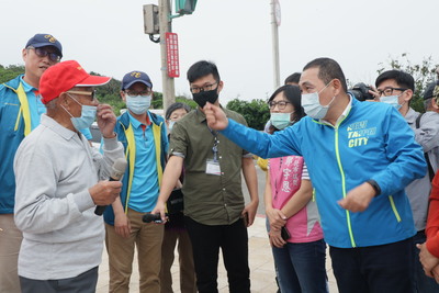 石門當地耆老向市長介紹「牽罟」傳統捕魚文化及精神。