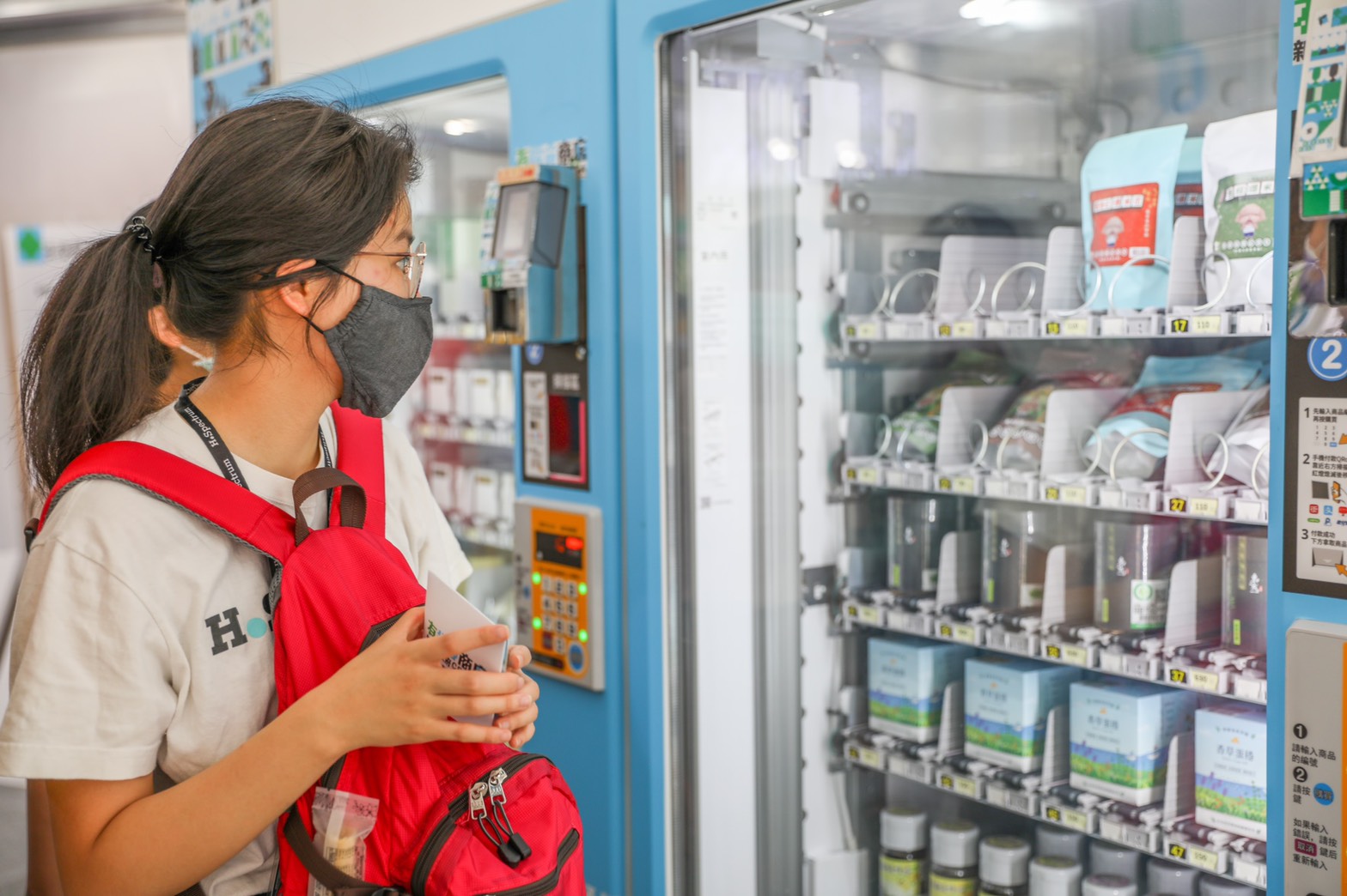 民眾參觀無人商店