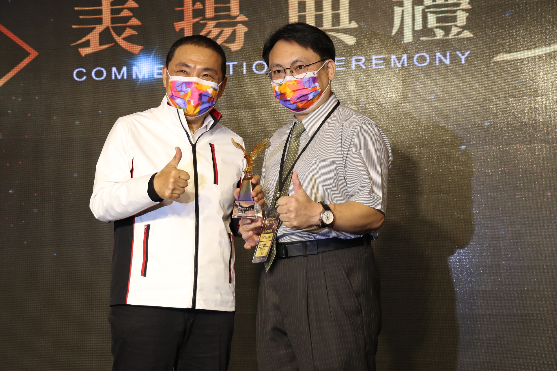 八里愛心楊忠一創輔具中心、推動二手輔具 獲侯友宜頒特殊貢獻獎