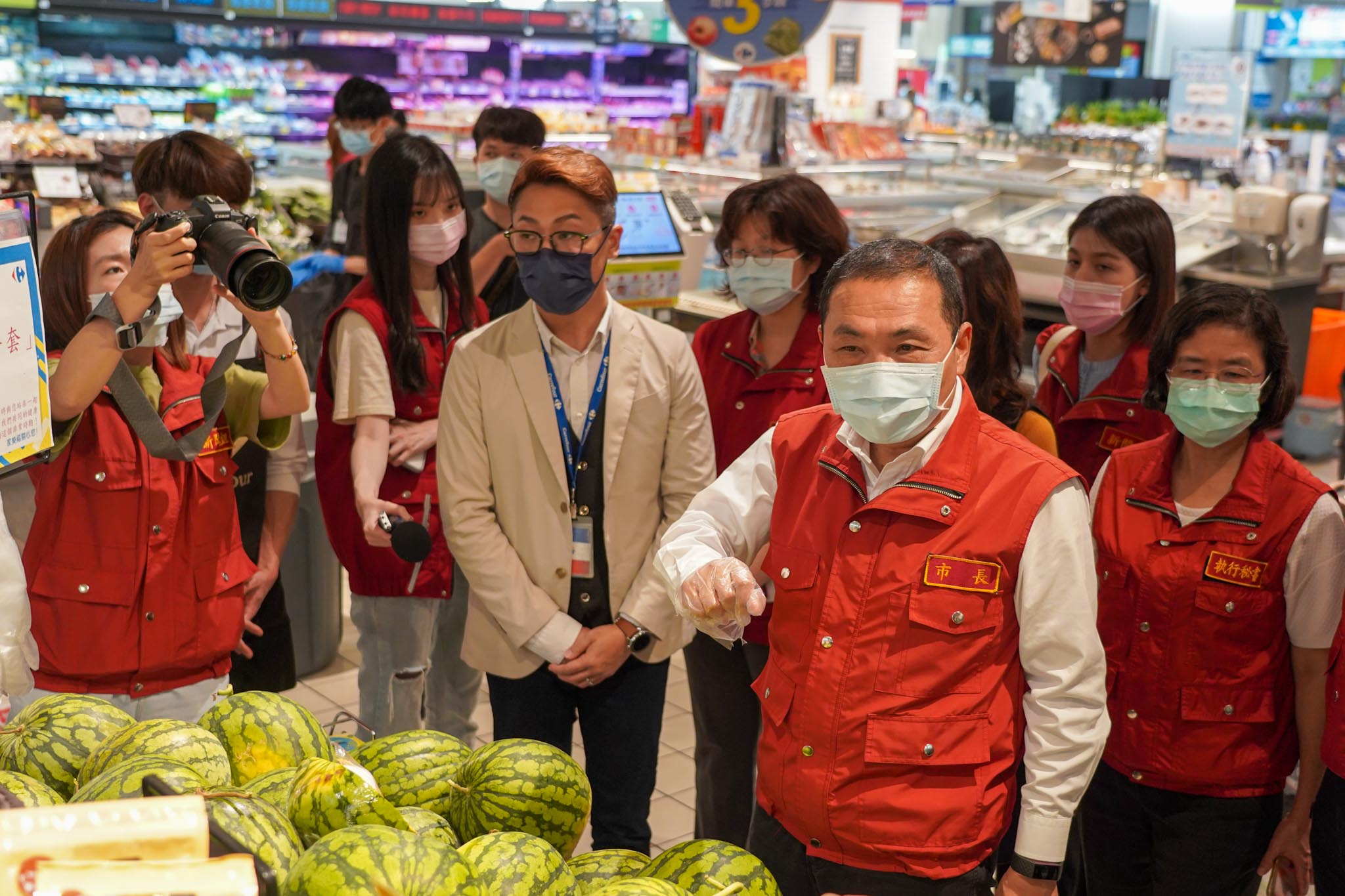 賣場內生鮮食品區提供一次性手套給消費者使用用