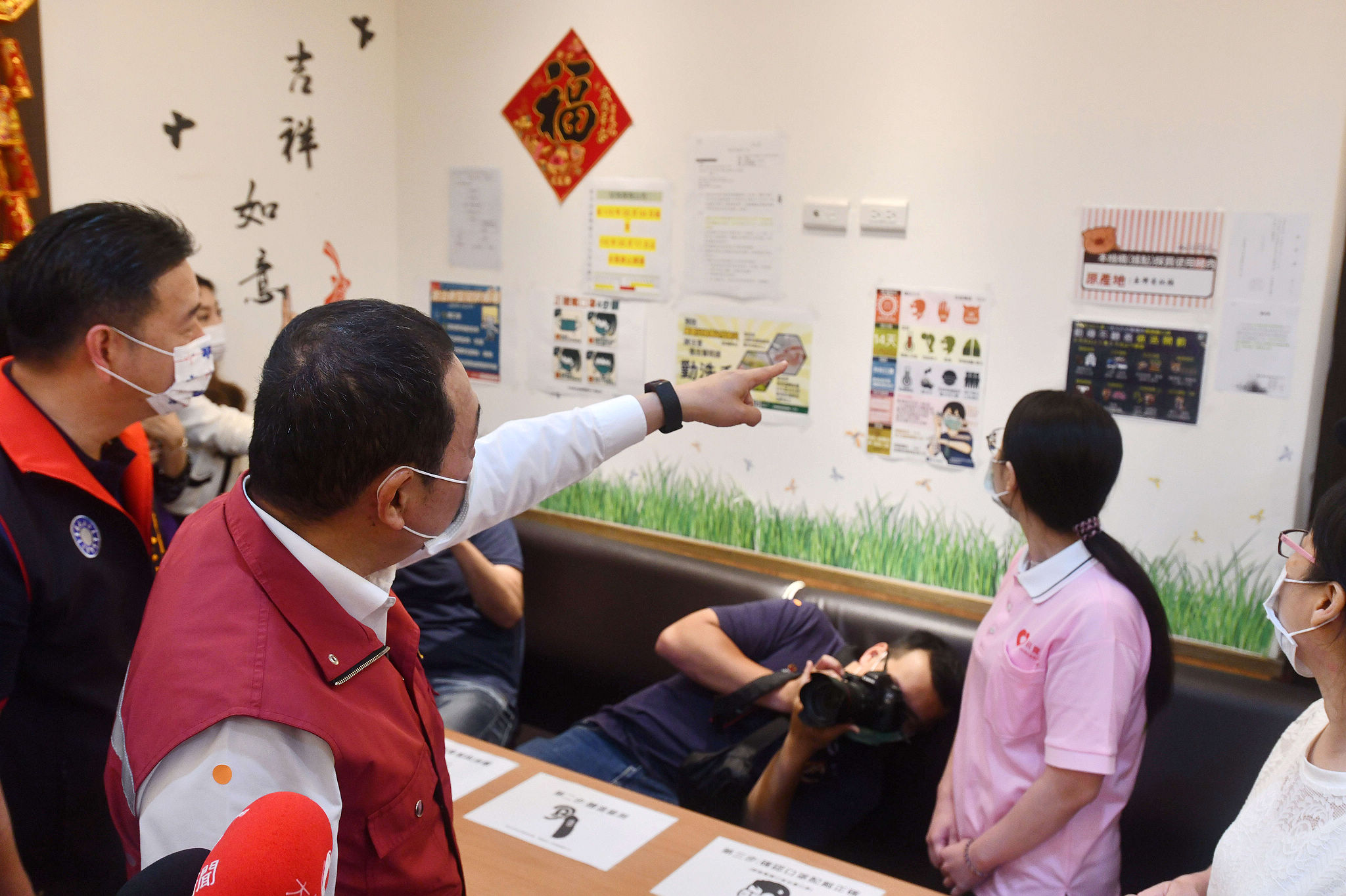 定時消毒扶手、門把、地板等環境