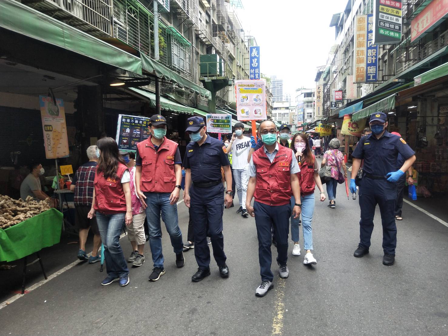 新北今(18)日啟動各區市場防疫稽查計畫，由各區長擔任指揮官，自上午8時30分至晚間8時30分執行實地稽查