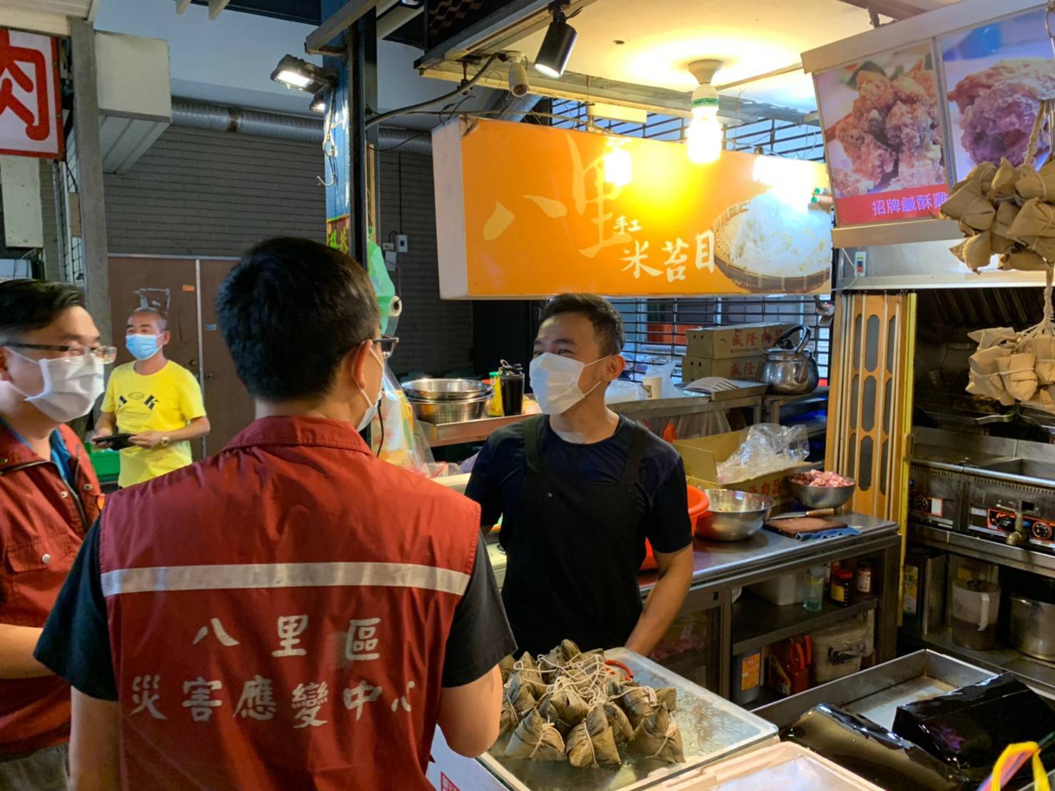 八里區長陳炳仲感謝市民配合，沿途更鼓勵攤商能夠發放號碼牌代替排隊、提供外帶優惠或使用電子支付等措施，減少接觸。