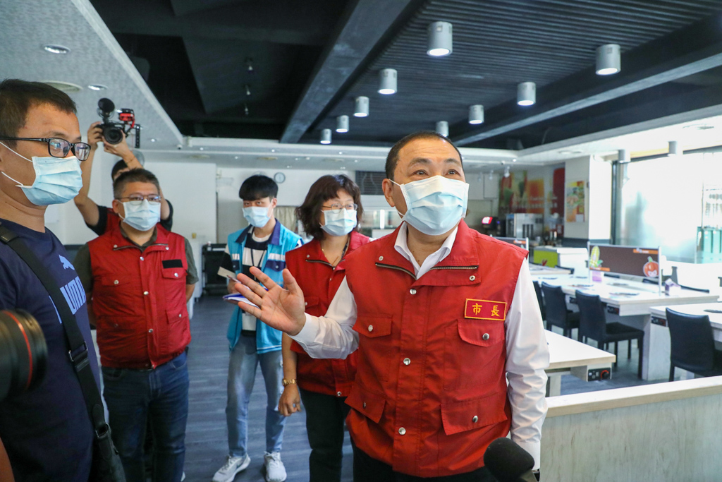 市長侯友宜率隊複查知名連鎖涮涮鍋店家，經改善後已全數改為外帶