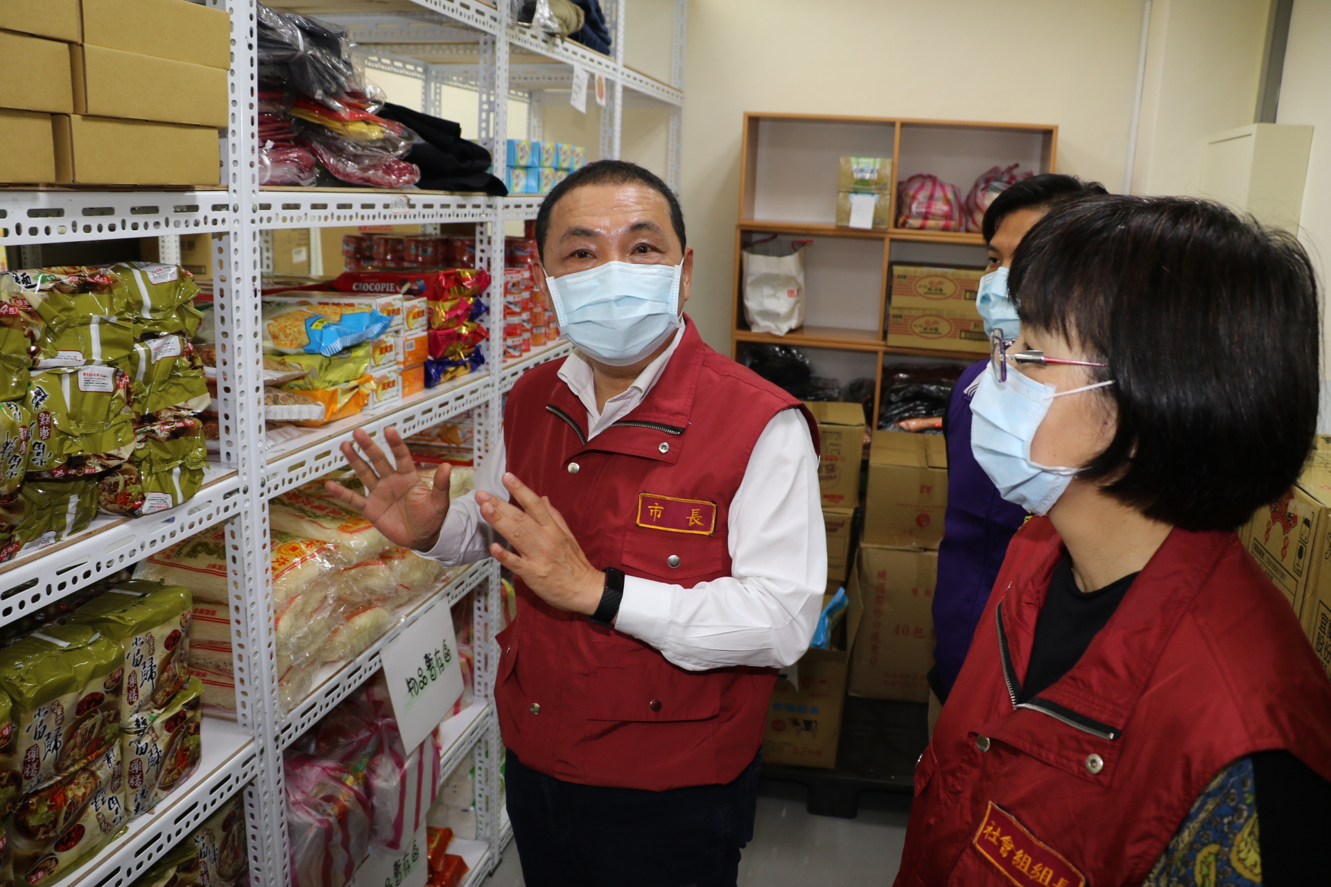 侯友宜到三重社福中心視察民生物資的整備