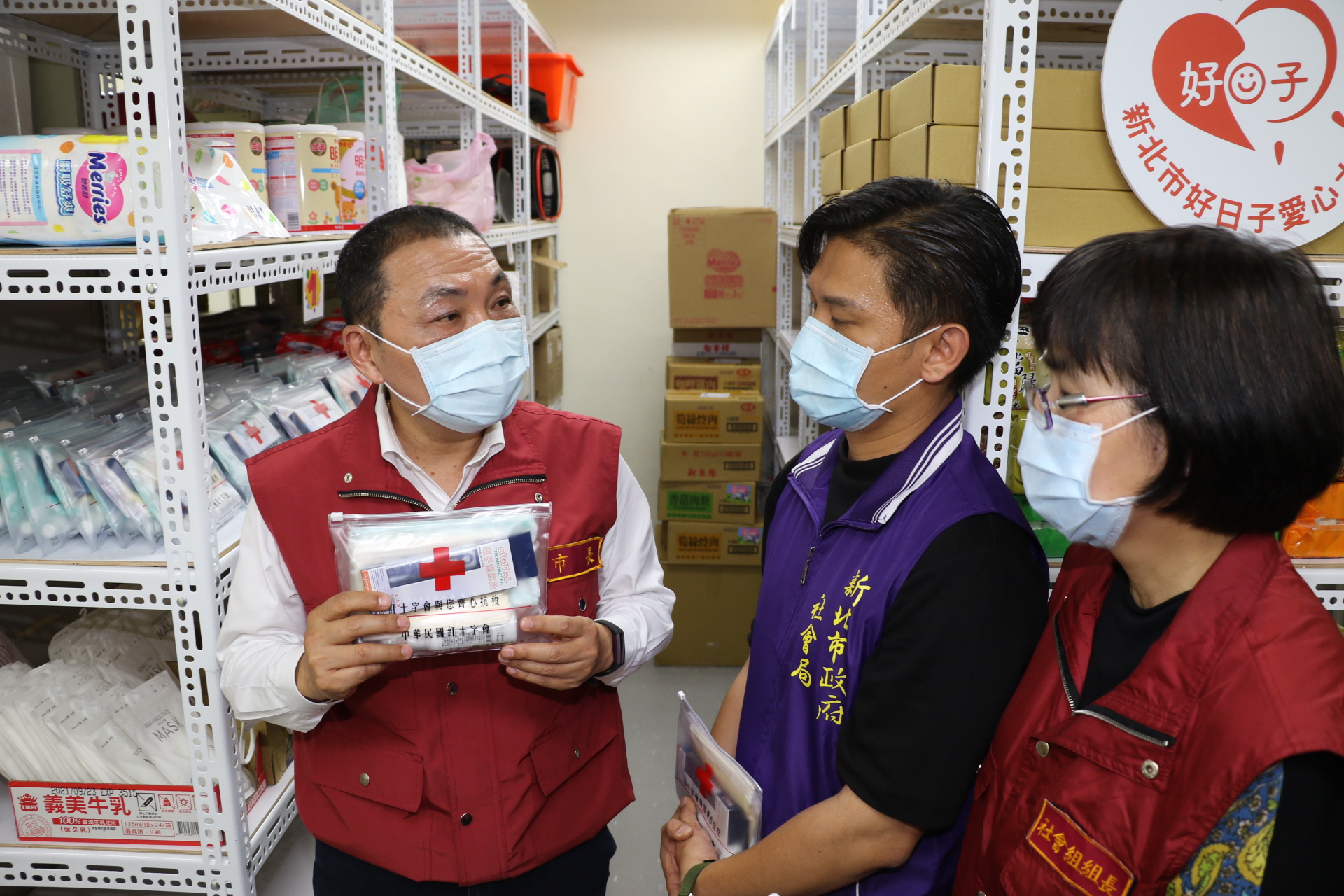 侯友宜到三重社福中心視察弱勢民眾防疫物資的整備
