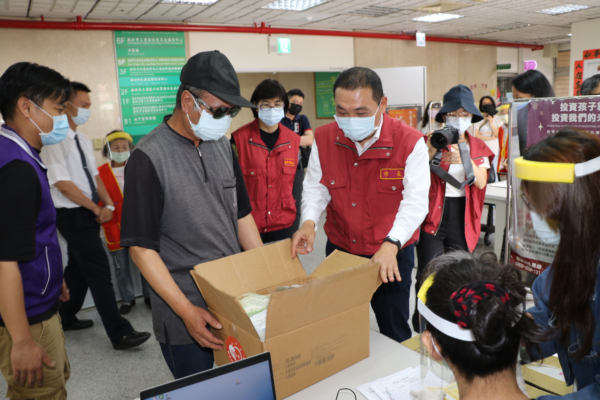 一位單親撫養2名年幼子女的的陳先生剛好到三重社福中心領取民生物資  侯友宜趨前關懷
