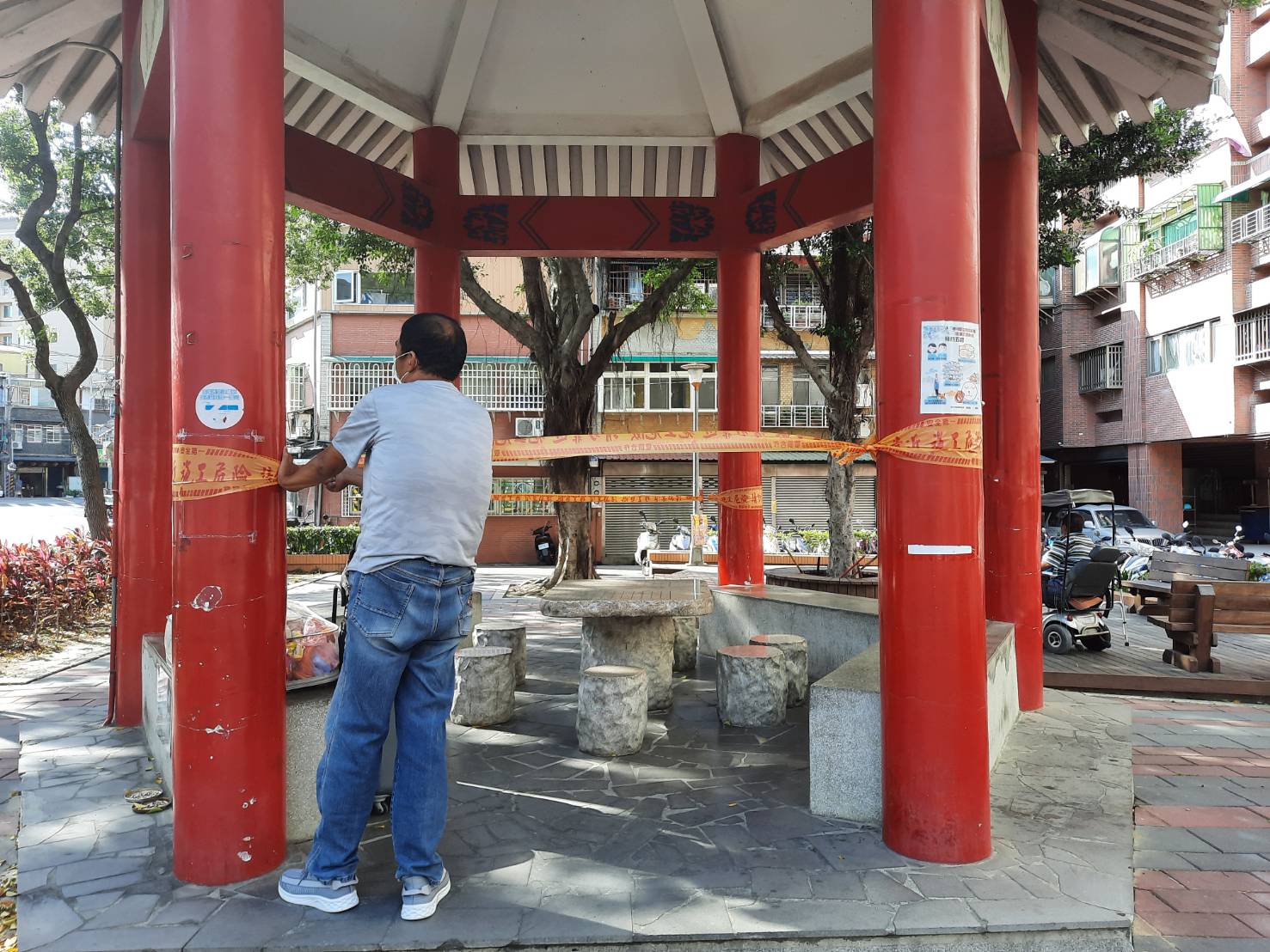 因應新北三級疫情警戒，公園涼亭暫時封閉.