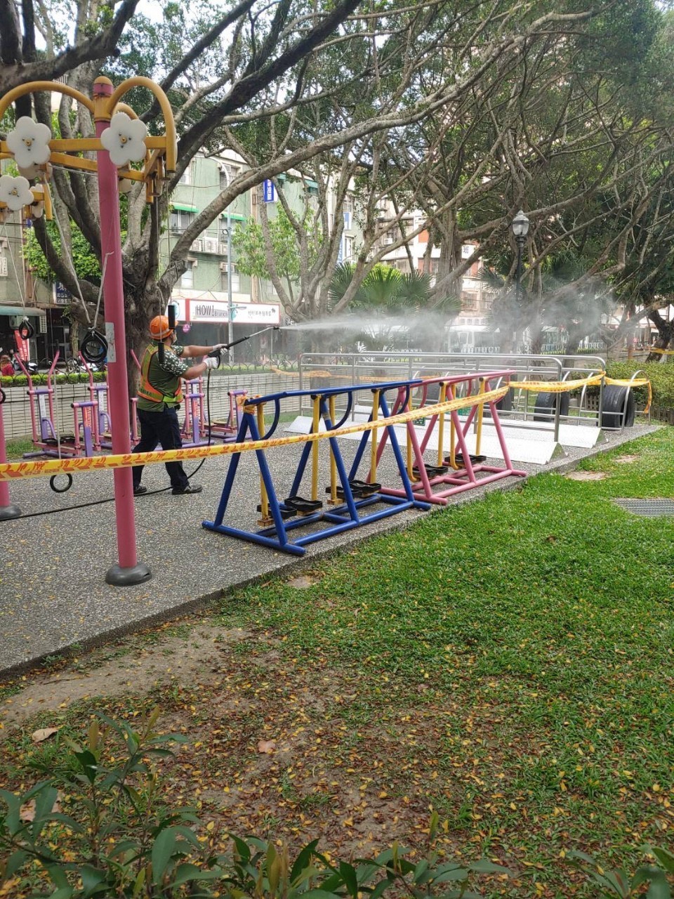 公園體健設施封閉進行消毒