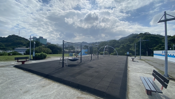 遊戲場地墊也特別舖設兼具厚度與彈性的材質，大大增加了安全性