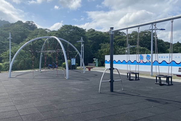 土城大清水運動公園拱形繩索攀爬架加上多元化共融式盪鞦韆，讓大小朋友都可以玩得開心又放心
