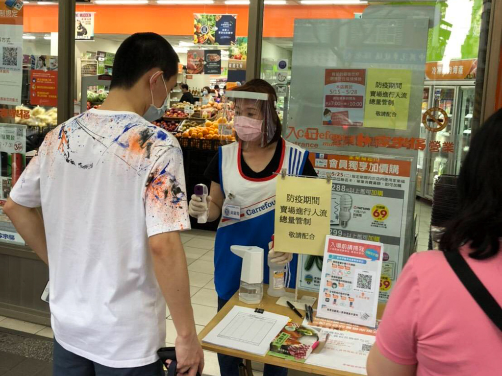 新北賣場人流管制，落實每2.25平方公尺內以1人為上限，讓民眾消費安心